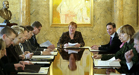 Pääministeri Matti Vanhasen esittely tasavallan presidentti Tarja Haloselle maaliskuussa 2008. (Lehtikuva)